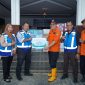 1 PT Jasamarga Transjawa Tol (JTT) Jalan Tol Jakarta-Cikampek laksanakan pembagian sembako di daerah yang terdampak banjir.
