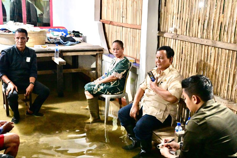 Presiden Prabowo Subianto mengunjungi masyarakat terdampak banjir di Babelan, Kabupaten Bekasi.