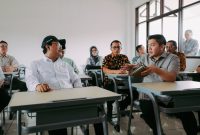 Sekretaris Kabinet (Seskab) Teddy Indra Wijaya bersama Menteri Sosial Saifullah Yusuf (Gus Ipul) meninjau rencana lokasi Sekolah Rakyat yang ada di Sentra Terpadu Pangudi Luhur (STPL) Bekasi.