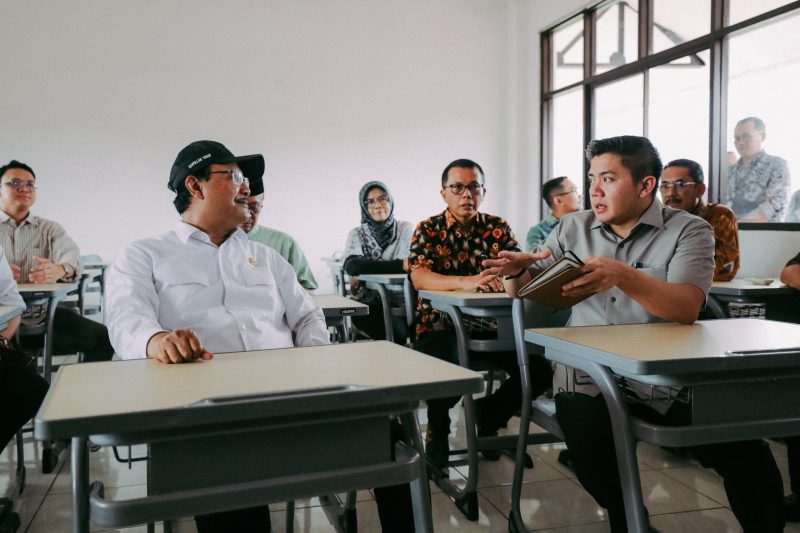 Sekretaris Kabinet (Seskab) Teddy Indra Wijaya bersama Menteri Sosial Saifullah Yusuf (Gus Ipul) meninjau rencana lokasi Sekolah Rakyat yang ada di Sentra Terpadu Pangudi Luhur (STPL) Bekasi.