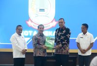 Penyerahan Laporan Keuangan Pemerintah Daerah (LKPD) Tahun Anggaran 2024 kepada Badan Pemeriksa Keuangan Perwakilan Provinsi Jawa Barat hari ini di Auditorium Kantor BPK Perwakilan Provinsi Jawa Barat.