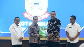 Penyerahan Laporan Keuangan Pemerintah Daerah (LKPD) Tahun Anggaran 2024 kepada Badan Pemeriksa Keuangan Perwakilan Provinsi Jawa Barat hari ini di Auditorium Kantor BPK Perwakilan Provinsi Jawa Barat.
