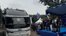 Pelepasan : Presiden Direktur XL Axiata, Rajeev Sethi bersama dengan Chief Human Capital Officer XL Axiata, M. Hira Kurnia menyapa karyawan XL Axiata yang akan mudik menggunakan transportasi bis dalam acara pelepasan Mudik Bareng Karyawan XL Axiata di kantor XL Axiata Tower, Jakarta, Kamis (27/3). Bersamaan dengan program mudik retailer, XL Axiata juga menggelar program mudik untuk karyawan dan keluarga karyawan dengan tujuan mudik Jawa Barat, Jawa Tengah, DI Yogyakarta, Jawa Timur dan Sumatra. Sebanyak kurang lebih 135 orang karyawan dan keluarganya ikut dalam program mudik ini.