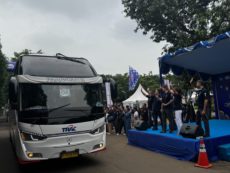 Pelepasan : Presiden Direktur XL Axiata, Rajeev Sethi bersama dengan Chief Human Capital Officer XL Axiata, M. Hira Kurnia menyapa karyawan XL Axiata yang akan mudik menggunakan transportasi bis dalam acara pelepasan Mudik Bareng Karyawan XL Axiata di kantor XL Axiata Tower, Jakarta, Kamis (27/3). Bersamaan dengan program mudik retailer, XL Axiata juga menggelar program mudik untuk karyawan dan keluarga karyawan dengan tujuan mudik Jawa Barat, Jawa Tengah, DI Yogyakarta, Jawa Timur dan Sumatra. Sebanyak kurang lebih 135 orang karyawan dan keluarganya ikut dalam program mudik ini.