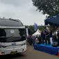 Pelepasan : Presiden Direktur XL Axiata, Rajeev Sethi bersama dengan Chief Human Capital Officer XL Axiata, M. Hira Kurnia menyapa karyawan XL Axiata yang akan mudik menggunakan transportasi bis dalam acara pelepasan Mudik Bareng Karyawan XL Axiata di kantor XL Axiata Tower, Jakarta, Kamis (27/3). Bersamaan dengan program mudik retailer, XL Axiata juga menggelar program mudik untuk karyawan dan keluarga karyawan dengan tujuan mudik Jawa Barat, Jawa Tengah, DI Yogyakarta, Jawa Timur dan Sumatra. Sebanyak kurang lebih 135 orang karyawan dan keluarganya ikut dalam program mudik ini.