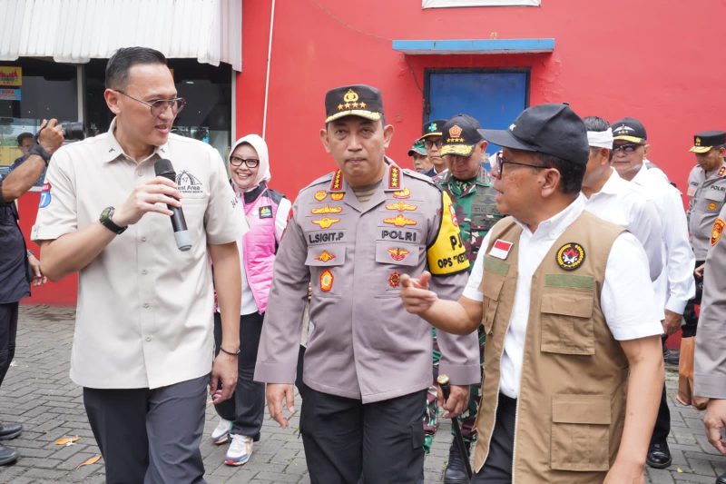 Menteri Koordinator Bidang Pembangunan Manusia dan Kebudayaan (Menko PMK) Pratikno bersama Menteri Kesehatan Budi Gunadi Sadikin, Menteri Pemberdayaan Perempuan dan Perlindungan Anak Arifatul Choiri Fauzi, Gubernur Jawa Barat Dedi Mulyadi, Kapolri Jenderal Polisi Listyo Sigit Prabowo, dan Panglima TNI Jenderal TNI Agus Subiyanto.