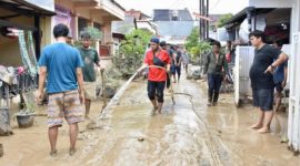 Foto: Perunda Tirta Patriot Bantu Warga Pasca Banjir Kota Bekasi (doc.cam)