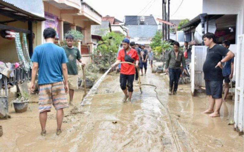 Foto: Perunda Tirta Patriot Bantu Warga Pasca Banjir Kota Bekasi (doc.cam)