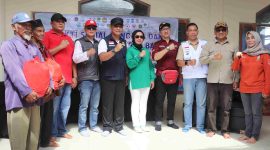  Wakil Bupati Bekasi Asep Surya Atmaja didampingi Kadinkes dr Alamsyah menghadiri bakti sosial dari organisasi profesi kesehatan yang memberikan layanan kesehatan gratis bagi warga terdampak banjir di Kampung Setia Mekar, Desa Huripjaya, Kecamatan Babelan, Sabtu (15/03/2025).