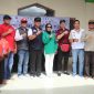  Wakil Bupati Bekasi Asep Surya Atmaja didampingi Kadinkes dr Alamsyah menghadiri bakti sosial dari organisasi profesi kesehatan yang memberikan layanan kesehatan gratis bagi warga terdampak banjir di Kampung Setia Mekar, Desa Huripjaya, Kecamatan Babelan, Sabtu (15/03/2025).