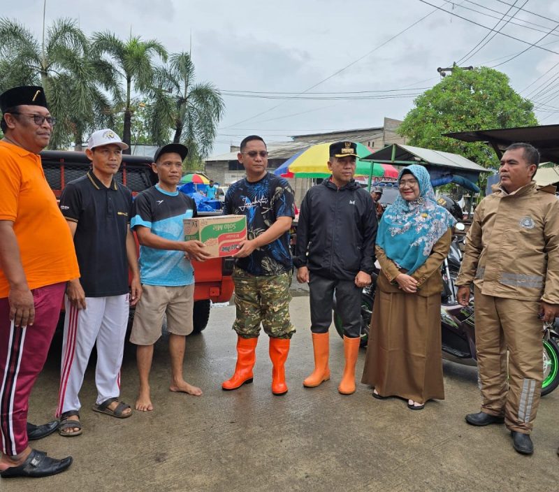 Wakil Bupati Bekasi, dr. Asep Surya Atmaja, beserta jajaran BPBD Kabupaten bekasi dan Camat meninjau lokasi banjir di Perumahan Puri Mutiara Indah (PMI), Karangraharja, Kecamatan Cikarang Utara, pada Selasa (4/3/2025).
