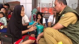 Dialog : Walikota Bekasi Tri Adhianto berkomunikasi langsung dengan warga yang terdampak banjir.