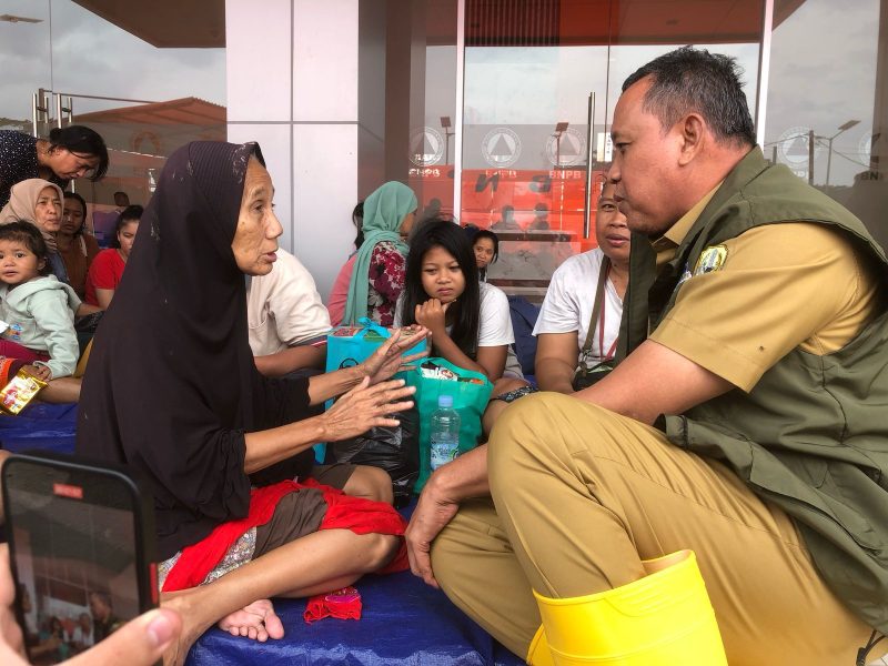 Dialog : Walikota Bekasi Tri Adhianto berkomunikasi langsung dengan warga yang terdampak banjir.