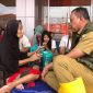Dialog : Walikota Bekasi Tri Adhianto berkomunikasi langsung dengan warga yang terdampak banjir.