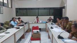 Ketua Komisi 1 Ridwan Arifin, S.H. memimpin rapat mengenai PAD di Kabupaten Bekasi.
