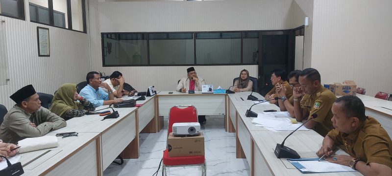 Ketua Komisi 1 Ridwan Arifin, S.H. memimpin rapat mengenai PAD di Kabupaten Bekasi.
