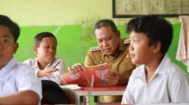 Walikota Bekasi Tri Adhianto saat kunjungan ke SDN 04 Pekayon Jaya sedang asyik membaca bersama pelajar SDN 04 Pekayon Jaya, pada Selasa 11 Maret 2025.