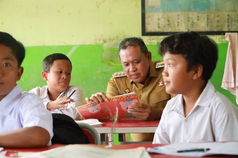 Walikota Bekasi Tri Adhianto saat kunjungan ke SDN 04 Pekayon Jaya sedang asyik membaca bersama pelajar SDN 04 Pekayon Jaya, pada Selasa 11 Maret 2025.
