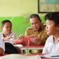 Walikota Bekasi Tri Adhianto saat kunjungan ke SDN 04 Pekayon Jaya sedang asyik membaca bersama pelajar SDN 04 Pekayon Jaya, pada Selasa 11 Maret 2025.