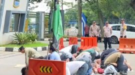 Puluhan Massa HMI Gelar Aksi dan Sholat Berjamaah Tuntut Bersihkan DPRD dari Korupsi 