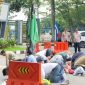 Puluhan Massa HMI Gelar Aksi dan Sholat Berjamaah Tuntut Bersihkan DPRD dari Korupsi 
