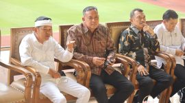 Gubernur Jawa Barat, Dedi Mulyadi di Stadion Patriot Chandrabaga Kota Bekasi yang disambut oleh Wali Kota Bekasi, Tri Adhianto dan Wakil Wali Kota Bekasi, Abdul Harris Bobihoe