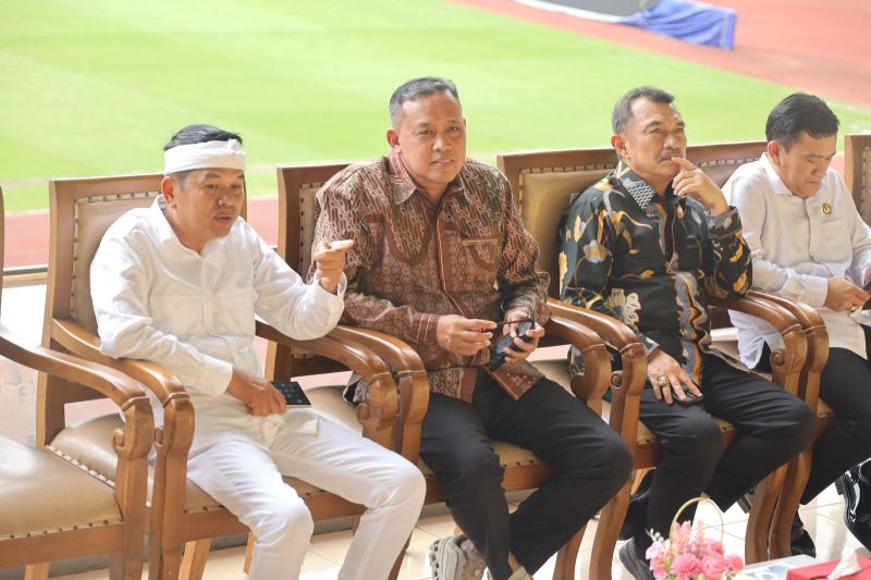 Gubernur Jawa Barat, Dedi Mulyadi di Stadion Patriot Chandrabaga Kota Bekasi yang disambut oleh Wali Kota Bekasi, Tri Adhianto dan Wakil Wali Kota Bekasi, Abdul Harris Bobihoe