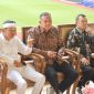 Gubernur Jawa Barat, Dedi Mulyadi di Stadion Patriot Chandrabaga Kota Bekasi yang disambut oleh Wali Kota Bekasi, Tri Adhianto dan Wakil Wali Kota Bekasi, Abdul Harris Bobihoe