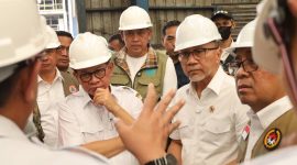 Wali Kota Bekasi Dr Tri Adhianto mendampingi kunjungan kerja Menteri Koordinator Bidang Pangan Zulkifli Hasan, Menteri Koordinator Bidang Pembangunan Manusia dan Kebudayaan (Menko PMK) Pratikno, Menteri Lingkungan Hidup Hanif Faisol Nurofiq, Kepala Badan Nasional Penanggulangan Bencana (BNPB) Letjen TNI Dr. Suharyanto, dan Gubernur DKI Jakarta, Pramono Anung di Kota Bekasi, Rabu, (19/3/2025)