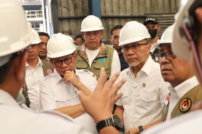 Wali Kota Bekasi Dr Tri Adhianto mendampingi kunjungan kerja Menteri Koordinator Bidang Pangan Zulkifli Hasan, Menteri Koordinator Bidang Pembangunan Manusia dan Kebudayaan (Menko PMK) Pratikno, Menteri Lingkungan Hidup Hanif Faisol Nurofiq, Kepala Badan Nasional Penanggulangan Bencana (BNPB) Letjen TNI Dr. Suharyanto, dan Gubernur DKI Jakarta, Pramono Anung di Kota Bekasi, Rabu, (19/3/2025)
