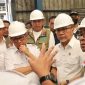 Wali Kota Bekasi Dr Tri Adhianto mendampingi kunjungan kerja Menteri Koordinator Bidang Pangan Zulkifli Hasan, Menteri Koordinator Bidang Pembangunan Manusia dan Kebudayaan (Menko PMK) Pratikno, Menteri Lingkungan Hidup Hanif Faisol Nurofiq, Kepala Badan Nasional Penanggulangan Bencana (BNPB) Letjen TNI Dr. Suharyanto, dan Gubernur DKI Jakarta, Pramono Anung di Kota Bekasi, Rabu, (19/3/2025)