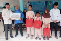 Asisten Perekonomian dan Pembangunan Setda Kota Bekasi (Asda II) H Inayatullah mewakili Wali Kota Bekasi Dr Tri Adhianto dalam pemberian simbolis bantuan permakanan bagi 15 yayasan anak terlantar, Lansia terlantar dan para disabilitas bertempat di Yayasan Galuh Kelurahan Sepanjang Jaya Kecamatan Rawalumbu, Jumat, (21/3/2025).