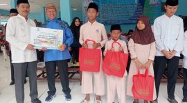 Asisten Perekonomian dan Pembangunan Setda Kota Bekasi (Asda II) H Inayatullah mewakili Wali Kota Bekasi Dr Tri Adhianto dalam pemberian simbolis bantuan permakanan bagi 15 yayasan anak terlantar, Lansia terlantar dan para disabilitas bertempat di Yayasan Galuh Kelurahan Sepanjang Jaya Kecamatan Rawalumbu, Jumat, (21/3/2025).