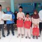Asisten Perekonomian dan Pembangunan Setda Kota Bekasi (Asda II) H Inayatullah mewakili Wali Kota Bekasi Dr Tri Adhianto dalam pemberian simbolis bantuan permakanan bagi 15 yayasan anak terlantar, Lansia terlantar dan para disabilitas bertempat di Yayasan Galuh Kelurahan Sepanjang Jaya Kecamatan Rawalumbu, Jumat, (21/3/2025).