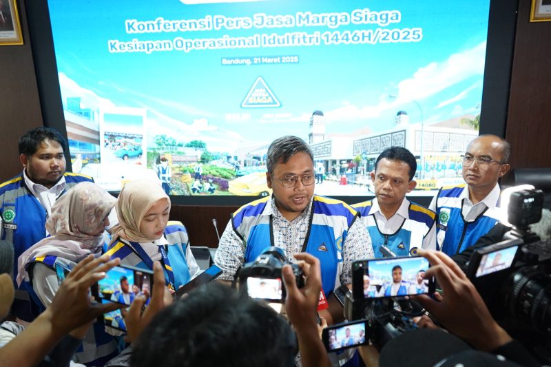 T Jasa Marga (Persero) Tbk. melalui Jasamarga Metropolitan Tollroad Regional Division (JMT) selaku pengelola Jalan Tol di wilayah Jabodetabek dan Bandung berkomitmen untuk terus menjaga kualitas pelayanan jalan tolnya dalam menghadapi arus mudik dan balik selama periode libur Idulfitri 1446H/2025M. Sejumlah langkah strategis telah disiapkan guna memastikan kenyamanan dan keamanan pengguna jalan tol, mulai dari pengaturan dan rekayasa lalu lintas (atas diskresi Kepolisian), peningkatan layanan operasional dan transaksi seperti pengoperasian ruas tol fungsional, penambahan kapasitas lajur dan gerbang tol.