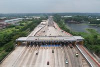 - PT Jasa Marga (Persero) Tbk. mencatat sebanyak 325.073 kendaraan meninggalkan wilayah Jabotabek pada H-10 s.d H-9 libur Idulfitri 1446H/2025 yang jatuh pada periode Jumat-Sabtu (21-22 Maret 2025). Angka tersebut merupakan angka kumulatif arus lalu lintas (lalin) dari empat Gerbang Tol (GT) Utama, yaitu GT Cikampek Utama (menuju arah Trans Jawa), GT Kalihurip Utama (menuju arah Bandung), GT Cikupa (menuju arah Merak), dan GT Ciawi (menuju arah Puncak).