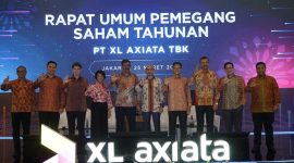 Kiridan Kanan : (ki-ka) Direktur, I Gede Darmayusa, Direktur, Feiruz Ikhwan, Direktur, David Racelus Oses, Direktur, Yessie D. Yosetya, Presiden Direktur, Rajeev Sethi, Presiden Komisaris, Dr.M. Chatib Basri, Komisaris Independen, Julianto Sidarto, Komisaris, Vivek Sood, Komisaris Independen, Didi Syafruddin Yahya, Komisaris, Nik Rizal Kamil dalam acara RUPS Tahunan dan Luar Biasa 2025 PT XL Axiata Tbk di Jakarta, Selasa (25/3/2025).