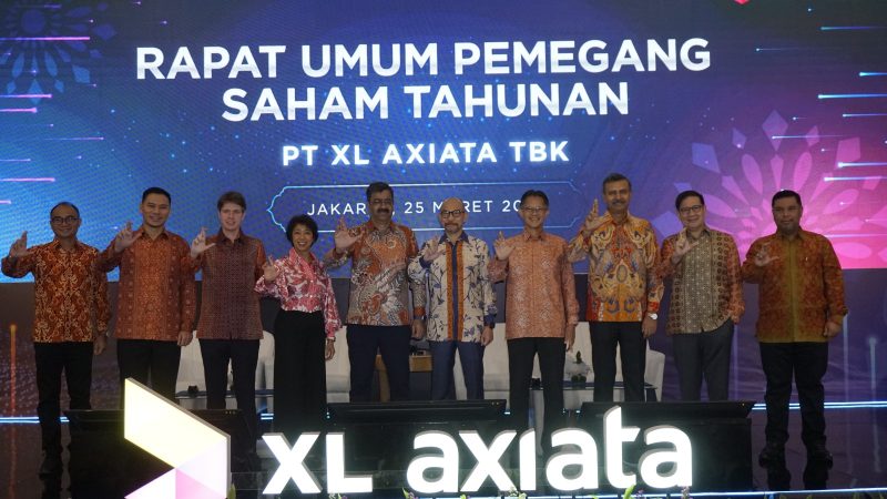 Kiridan Kanan : (ki-ka) Direktur, I Gede Darmayusa, Direktur, Feiruz Ikhwan, Direktur, David Racelus Oses, Direktur, Yessie D. Yosetya, Presiden Direktur, Rajeev Sethi, Presiden Komisaris, Dr.M. Chatib Basri, Komisaris Independen, Julianto Sidarto, Komisaris, Vivek Sood, Komisaris Independen, Didi Syafruddin Yahya, Komisaris, Nik Rizal Kamil dalam acara RUPS Tahunan dan Luar Biasa 2025 PT XL Axiata Tbk di Jakarta, Selasa (25/3/2025).
