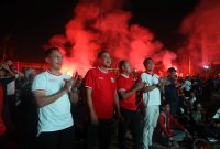 Walikota Bekasi Tri Adhianto nonton bareng pertandingan sepakbola antara Timnas Indonesia vs Bahrain bersama warga.