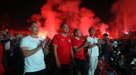 Walikota Bekasi Tri Adhianto nonton bareng pertandingan sepakbola antara Timnas Indonesia vs Bahrain bersama warga.