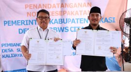  Bupati Bekasi Ade Kuswara Kunang bersama Kepala Balai Besar Wilayah Sungai Citarum Mochammad Dian Alma'ruf, menandatangani nota kesepakatan Pemerintah Kabupaten Bekasi dengan BBWS Citarum, terkait pembangunan bendung dan saluran jaringan irigasi saluran sekunder Srengseng. Bertempat di hulu kali CBL, Desa Sukajaya, Kecamatan Cibitung. Pada Senin, (24/03/2025).