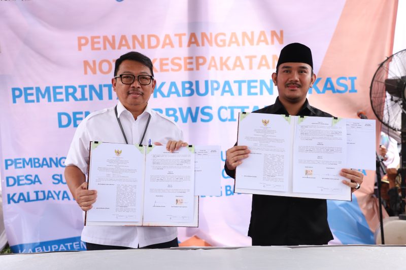  Bupati Bekasi Ade Kuswara Kunang bersama Kepala Balai Besar Wilayah Sungai Citarum Mochammad Dian Alma'ruf, menandatangani nota kesepakatan Pemerintah Kabupaten Bekasi dengan BBWS Citarum, terkait pembangunan bendung dan saluran jaringan irigasi saluran sekunder Srengseng. Bertempat di hulu kali CBL, Desa Sukajaya, Kecamatan Cibitung. Pada Senin, (24/03/2025).