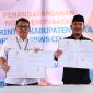  Bupati Bekasi Ade Kuswara Kunang bersama Kepala Balai Besar Wilayah Sungai Citarum Mochammad Dian Alma'ruf, menandatangani nota kesepakatan Pemerintah Kabupaten Bekasi dengan BBWS Citarum, terkait pembangunan bendung dan saluran jaringan irigasi saluran sekunder Srengseng. Bertempat di hulu kali CBL, Desa Sukajaya, Kecamatan Cibitung. Pada Senin, (24/03/2025).