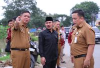 Bupati Bekasi Ade Kuswara Kunang didampingi Sekda Dedy Supriyadi dan Kepala Dinas SDABMBK Henri Lincoln, melihat secara langsung hasil pembongkaran bangunan liar dan normalisasi sungai sepanjang bantaran Kali Sepak, Desa Srimukti, Tambun Utara. 