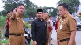 Bupati Bekasi Ade Kuswara Kunang didampingi Sekda Dedy Supriyadi dan Kepala Dinas SDABMBK Henri Lincoln, melihat secara langsung hasil pembongkaran bangunan liar dan normalisasi sungai sepanjang bantaran Kali Sepak, Desa Srimukti, Tambun Utara. 