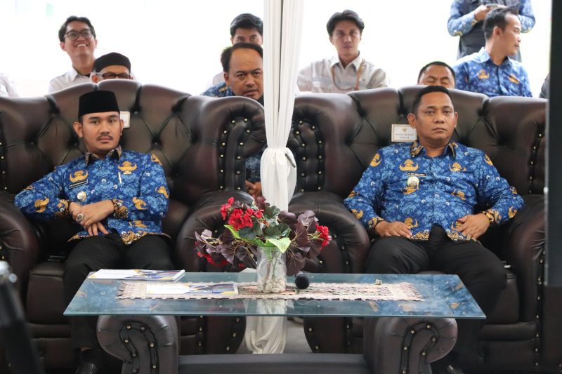 Bupati Bekasi Ade Kuswara Kunang, Wakil Bupati Bekasi Asep Surya Atmaja dan Kepala Disbudpora Kabupaten Bekasi mengikuti kegiatan Peresmian 17 Stadion di Seluruh Indonesia yang terpusat di Stadion Gelora Delta, Kabupaten Sidoarjo, Jawa Timur. Kegiatan tersebut diresmikan langsung oleh Presiden RI Prabowo Subianto dan diikuti secara serentak di 16 Stadion lain yang tergabung melalui Zoom Meeting. Bertempat di Stadion Wibawa Mukti, Cikarang Timur, Senin (17/03/2025). 