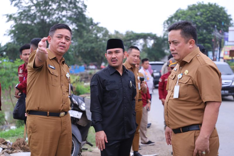 Bupati Bekasi Ade Kuswara Kunang didampingi Sekda Dedy Supriyadi dan Kepala Dinas SDABMBK Henri Lincoln, melihat secara langsung hasil pembongkaran bangunan liar dan normalisasi sungai sepanjang bantaran Kali Sepak, Desa Srimukti, Tambun Utara. 