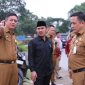 Bupati Bekasi Ade Kuswara Kunang didampingi Sekda Dedy Supriyadi dan Kepala Dinas SDABMBK Henri Lincoln, melihat secara langsung hasil pembongkaran bangunan liar dan normalisasi sungai sepanjang bantaran Kali Sepak, Desa Srimukti, Tambun Utara. 