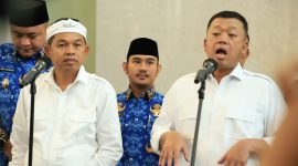Bupati Bekasi, Ade Kuswara Kunang menghadiri rapat dalam membahas penanganan banjir di Jawa Barat, khususnya di Kabupaten Bekasi, bersama kepala daerah lainnya, serta Gubernur Jabar, Dedi Mulyadi, Menteri ATR/BPN, Nusron Wahid, dan Wakil Menteri PUPR, Diana Kusumastuti, di Kantor PUPR, Jakarta Selatan, Senin (17/03/2025)