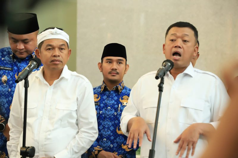 Bupati Bekasi, Ade Kuswara Kunang menghadiri rapat dalam membahas penanganan banjir di Jawa Barat, khususnya di Kabupaten Bekasi, bersama kepala daerah lainnya, serta Gubernur Jabar, Dedi Mulyadi, Menteri ATR/BPN, Nusron Wahid, dan Wakil Menteri PUPR, Diana Kusumastuti, di Kantor PUPR, Jakarta Selatan, Senin (17/03/2025)